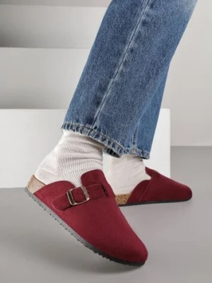 Bordowe Klapki Ozdobione Klamrą na Pasku Zelevelis