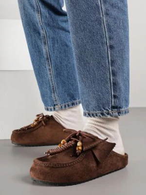 Brązowe Klapki z Imitacji Zamszu Zdobione Koralikami i Wiązaniem Lobbie