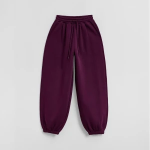 Bordowe spodnie dresowe basic o kroju jogger House