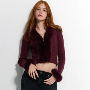 Bordowy kardigan ze sztucznym futerkiem House