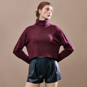 Bordowy krótki sweter z golfem House