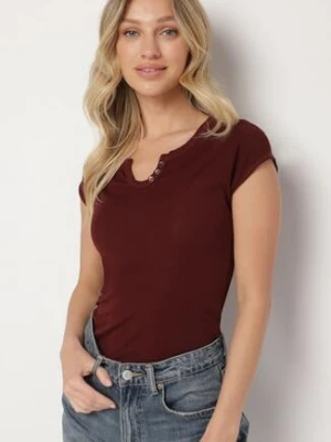 Bordowy T-shirt o Dopasowanym Kroju z Wycięciem i Guzikami przy Dekolcie Ballirea