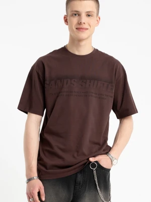 Bordowy t-shirt z autorską grafiką z przodu Reporter Young