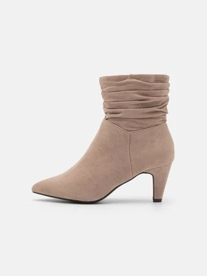 Botki Anna Field Wide Fit