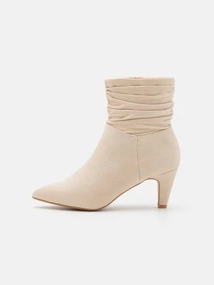 Botki Anna Field Wide Fit