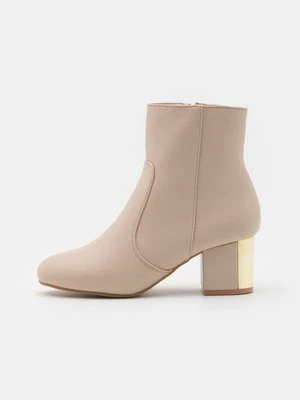 Botki Anna Field Wide Fit