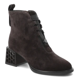 Botki damskie D&A o eleganckim fasonie z ozdobnym wiązaniem i efektownym geometrycznym obcasem ciemnobrązowe, CR62-3182 Chocolate S.Barski brązowy