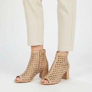 Botki damskie Maciejka, cholewka ze skóry naturalnej licowej ażurowa konstrukcja zwarta bryła wyraźnie zaznaczona linia przodu, beżowe, 07412-04/00-1