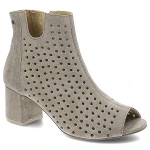 Botki damskie Maciejka, ze skóry naturalnej zamszowej z ażurową cholewką bocznym zapięciem na suwak skórzanym wnętrzem i wkładką oraz obcasem typu kl