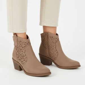 Botki damskie S.Barski, cholewka z materiału ażurowe wycięcia na bokach zamek po wewnętrznej stronie smukły fason wyprofilowany obcas, brązowe, HY61-