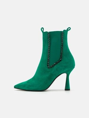 Botki Kennel + Schmenger