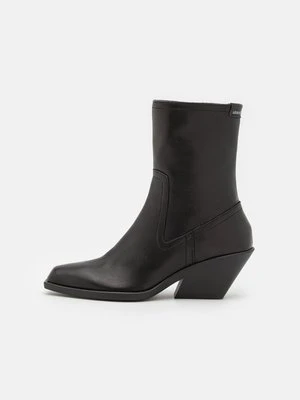 Botki kowbojki i motocyklowe Armani Exchange