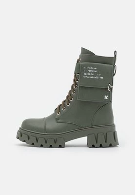 Botki kowbojki i motocyklowe Koi Footwear