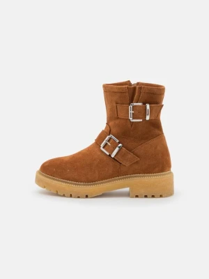 Botki kowbojki i motocyklowe Pier One By Zalando koniakowy