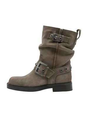 Botki kowbojki i motocyklowe tamaris