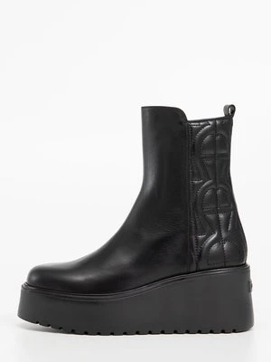 Botki na koturnie aigner