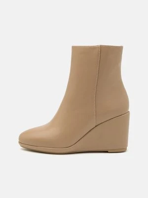 Botki na koturnie Anna Field