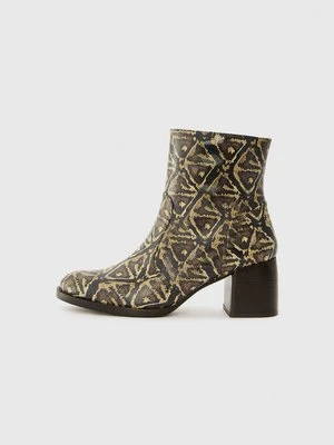 Botki na koturnie Chie Mihara