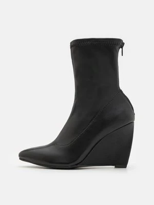 Botki na koturnie Even&Odd