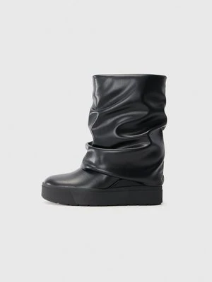 Botki na koturnie Guess