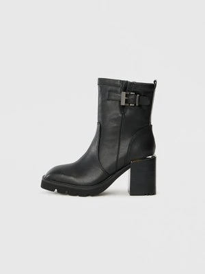 Botki na obcasie Alma en Pena