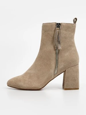 Botki na obcasie Alma en Pena