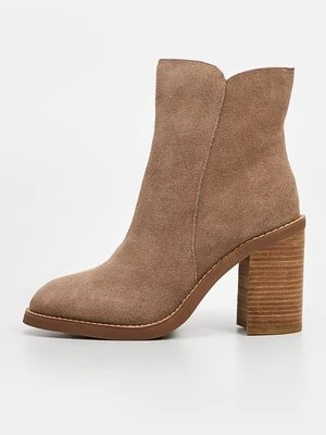 Botki na obcasie Alma en Pena