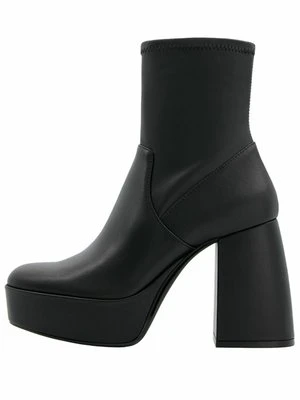 Botki na obcasie Bershka