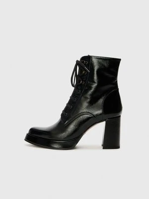 Botki na obcasie Chie Mihara