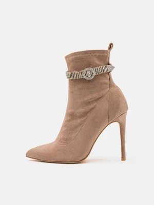 Botki na obcasie DeeZee