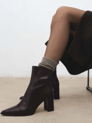 Botki na obcasie klockowym z noskiem czekoladowy - Kobieta - - MANGO