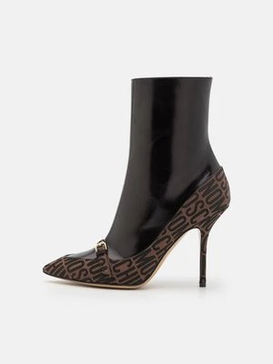 Botki na obcasie Moschino