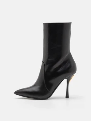 Botki na obcasie Moschino