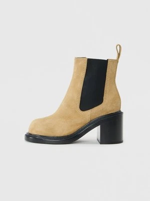 Botki na obcasie Moschino