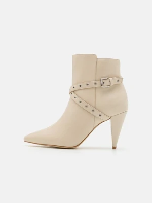 Botki na obcasie Zign By Zalando mleczny