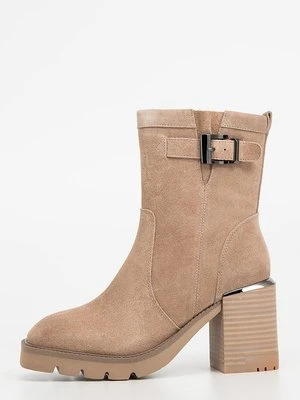 Botki na platformie Alma en Pena