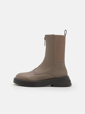 Botki na platformie Armani Exchange