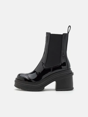 Botki na platformie Armani Exchange czarny