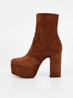 Botki na platformie Casadei