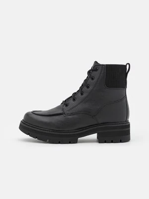 Botki na platformie Clarks
