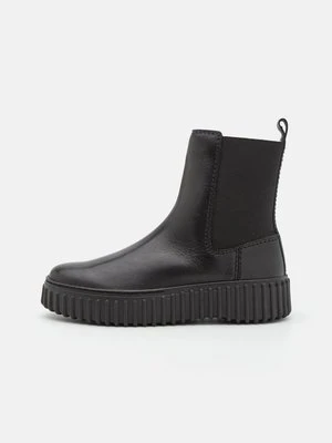 Botki na platformie Clarks