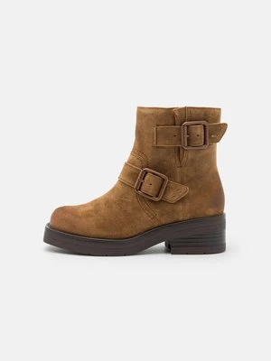 Botki na platformie Clarks
