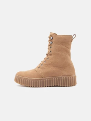 Botki na platformie Clarks tan