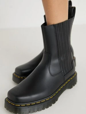 Botki na platformie Dr. Martens