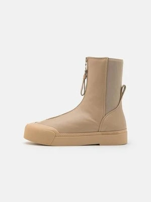 Botki na platformie Emporio Armani