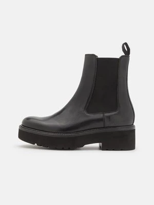 Botki na platformie Grenson