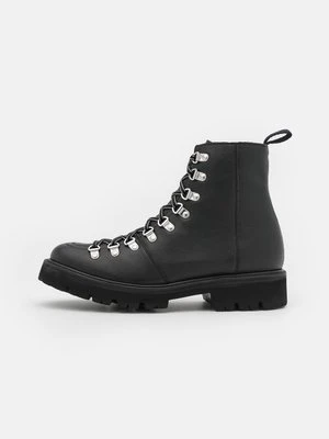 Botki na platformie Grenson