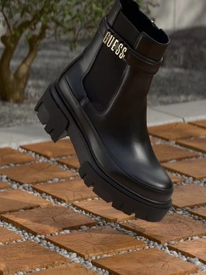 Botki na platformie Guess