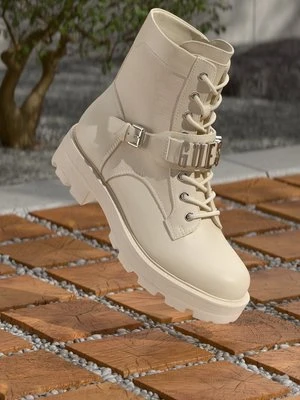 Botki na platformie Guess