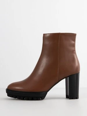 Botki na platformie Högl